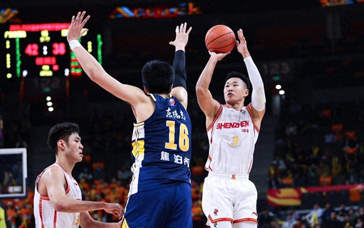 足球直播-比郭昊文火！深圳一哥狂轰25分，上海9连胜终结，新星力压张镇麟