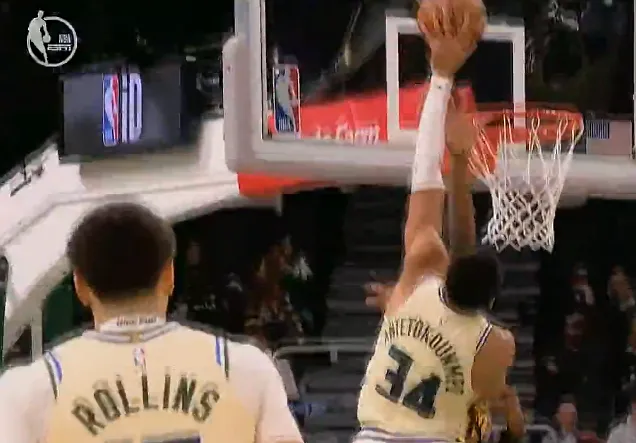 字母强攻奥孔古左手隔扣砍下20分，雄鹿末节还落后老鹰12分